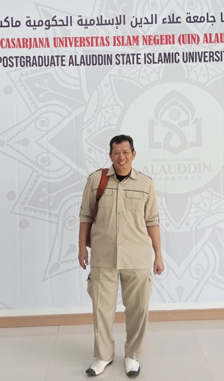 Penulis di Gedung Pascasarjana UIN Alauddin Makassar. (foto: ist/*)