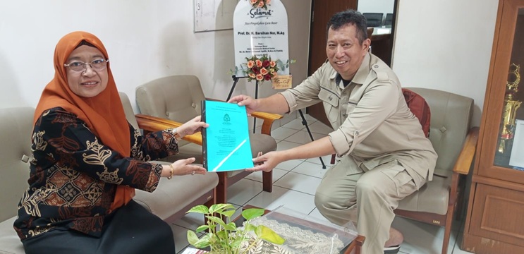 Menjumpai Prof Dr Gustia Tahir, M. Ag, di Fakultas Adab dan Humaniora UIN Alauddin Makassar. (foto: ist/*)