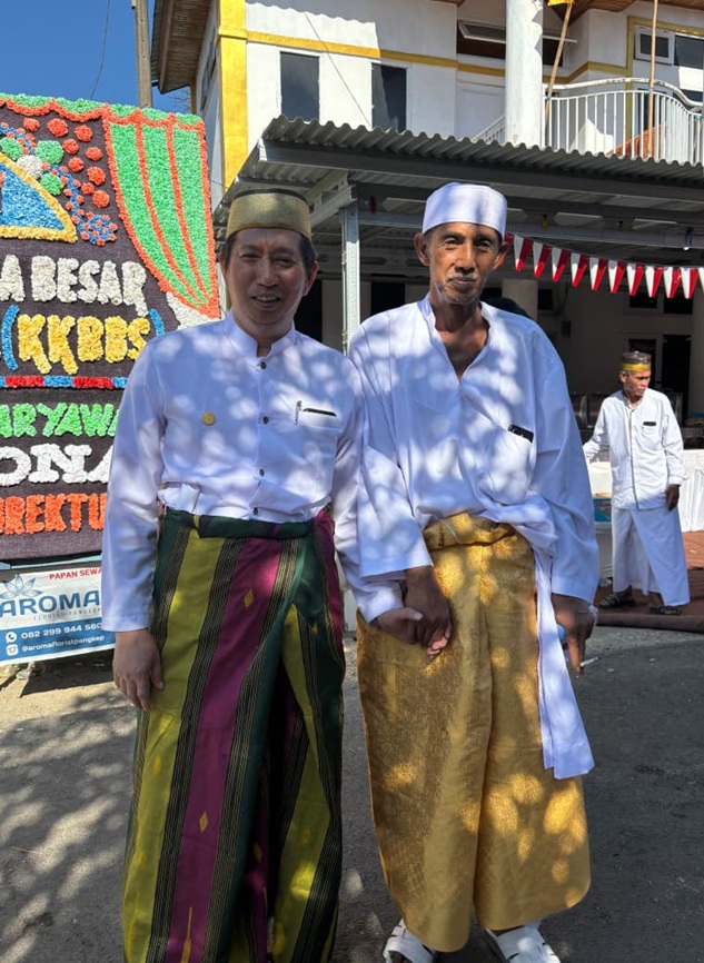 Penulis bersama Puang Salle, salah satu tokoh adat Masyarakat Borong Untia. (foto: ist/*)
