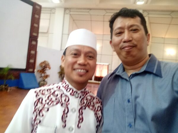 Penulis bersama Ustadz Das'ad Latif. (foto: ist/*)