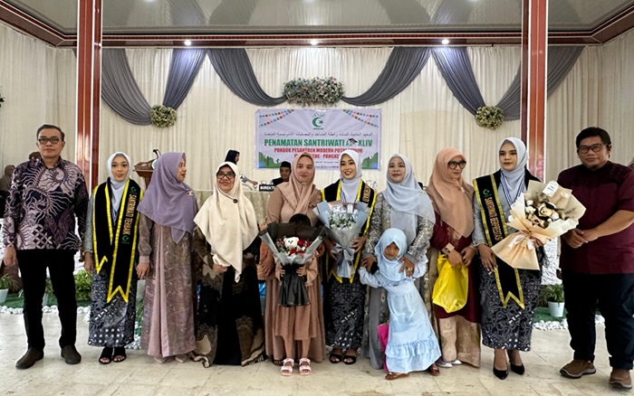 Tiga Santriwati Pilihan: Terbaik, Berprestasi dan Teladan dalam Penamatan Santriwati Angkatan ke-XLIV Ponpes Modern Putri IMMIM Pangkep, Kamis (25/4/2024).
