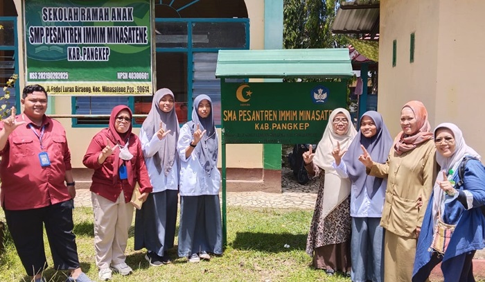 Panitia Program Repatriasi Kemdikbud RI bersama 3 Siswi dari CLC Malaysia Angkatan 1 Tahun 2022 yang diterima mondok/melanjutkan sekolah di Ponpes Modern Putri IMMIM Pangkep. (foto: ist/*)