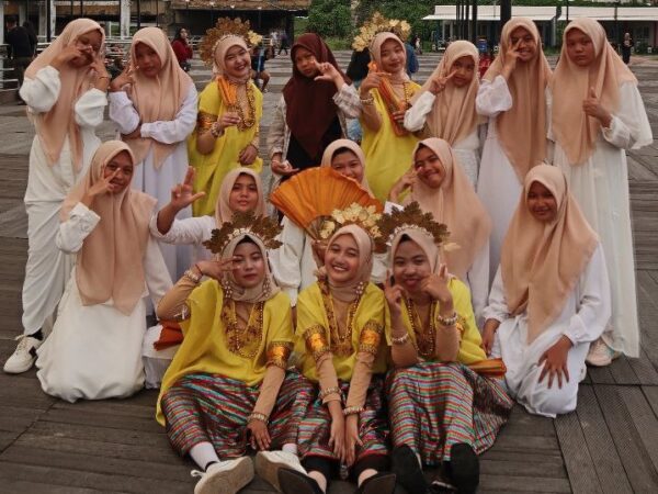 Santriwati Ponpes Modern Putri IMMIM Pangkep usai tampil persembahan Menari dan Asmaul Husna di Makassar. (foto: ist/*)