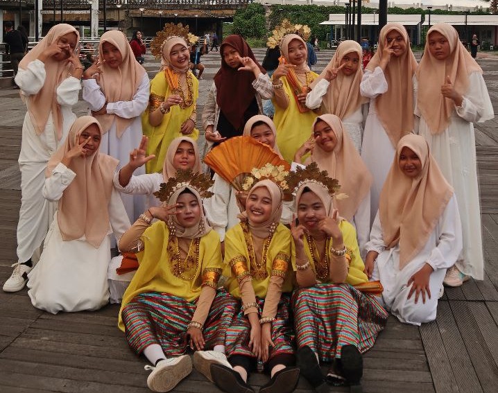 Santriwati Ponpes Modern Putri IMMIM Pangkep usai tampil persembahan Menari dan Asmaul Husna di Makassar. (foto: ist/*)