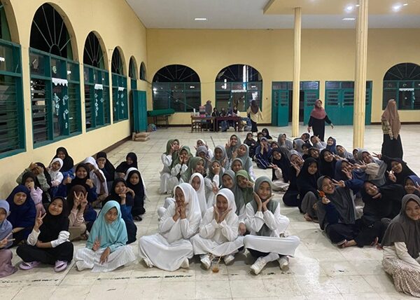Santriwati Ponpes Modern Putri IMMIM Pangkep saat giat Pagelaran Seni di Aula Besar. (foto: ist/*)