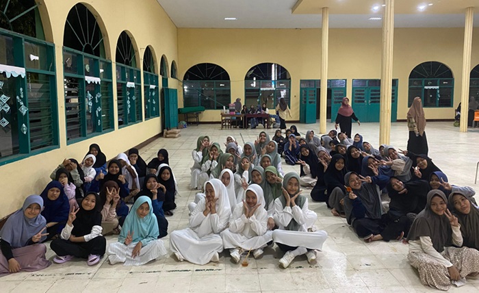 Santriwati Ponpes Modern Putri IMMIM Pangkep saat giat Pagelaran Seni di Aula Besar. (foto: ist/*)