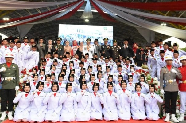 Nursyidah diantara Pasukan Paskibraka Kabupaten Pangkep. (foto: ist/*)