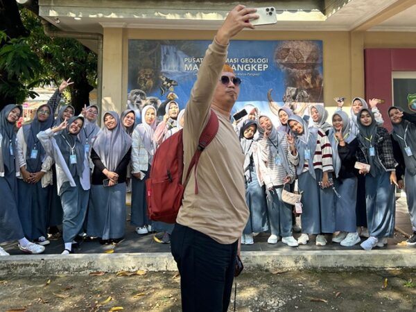 Penulis bersama Santriwati Kelas XI SMA Ponpes Modern Putri IMMIM Minasatene Pangkep. (foto: ist/*)