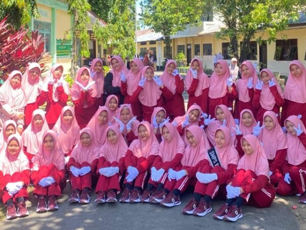 Personil Baris-Berbaris dari SMAS Ponpes Modern Putri IMMIM Minasatene-Pangkep. (foto: ist/*)