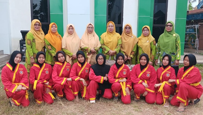 Para Siswi TSPM berfoto bersama Pengurus Aisyiyah-Muhammadiyah Pangkep. (foto: ist/*)
