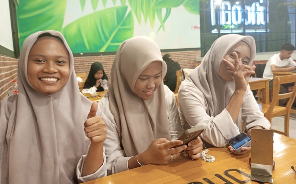 Aleeya Nafeesa, Fonny Meylia, dan Syifa Ana Idris, Tiga Putri IMMIM yang mengikuti Konferensi Pemuda Perdamaian di LPPM Unhas. (foto: ist/*)