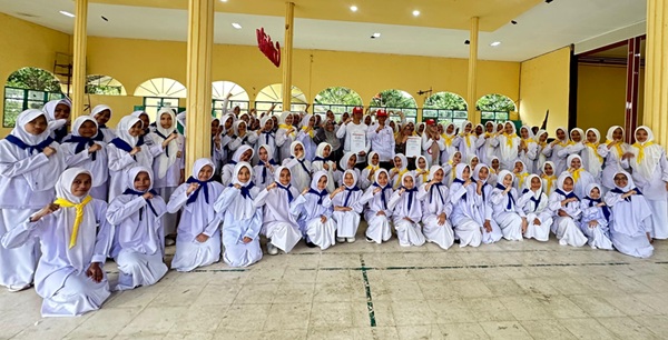 Foto bersama Ketua PMI Pangkep, Drs H Rahman Assegaf, MIKom bersama Ratusan Santriwati Anggota PMR Putri IMMIM Pangkep. (foto: ist/*)