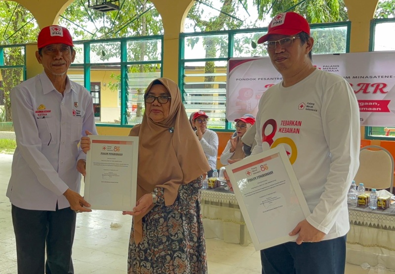 Penyerahan Penghargaan dari Ketua PMI Pangkep, Drs H Rahman Assegaf, MIKom kepada Ketua YASDIC IMMIM Pangkep, Dra Hj Sri Hajati Fachrul Islam. (foto: ist/*)