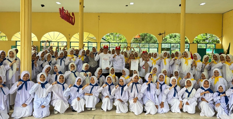 Foto bersama Ketua PMI Pangkep, Drs H Rahman Assegaf, MIKom bersama Ratusan Santriwati Anggota PMR Putri IMMIM Pangkep. (foto: ist/*)