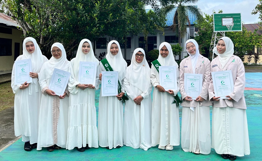 Aira Rizqia Putri, disamping kanan Ketua YASDIC IMMIM Pangkep, Dra Hj Sri Hajati Fachrul Islam. (foto: ist/*)