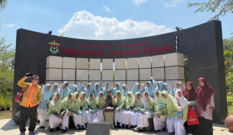 Foto bersama Peserta dan Pendamping Stukom 2026 di Koridor FK UNHAS. (foto: ist/*)