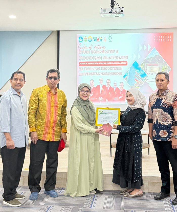 Penyerahan Penghargaan dan Ucapan Terima kasih dari Ketua YASDIC IMMIM Pangkep, Hj Munjiyah Mayangsari kepada dr meutya, Perwakilan FK-UNHAS. (foto: ist/*)