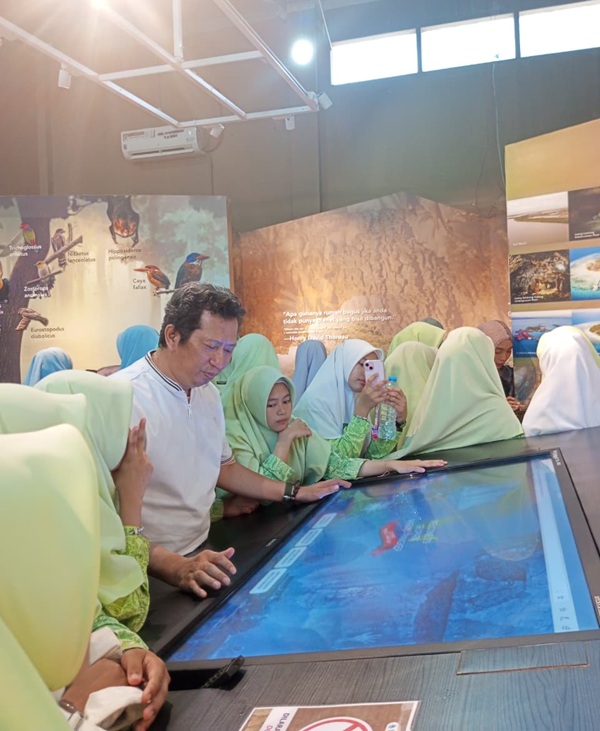 Guru Pendamping dan Santriwati Putri IMMIM Belajar Sejarah dan Geologi di PIG Maros-Pangkep. (foto: ist/*)