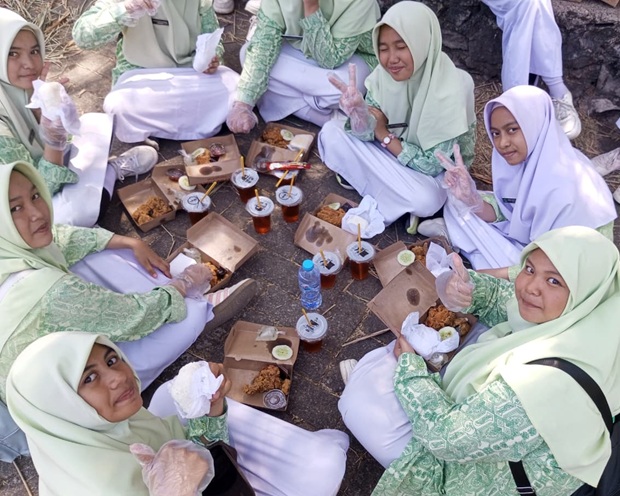 Makan Siang bersama di Taman Purbakala Sumpangbita. (foto: ist/*)
