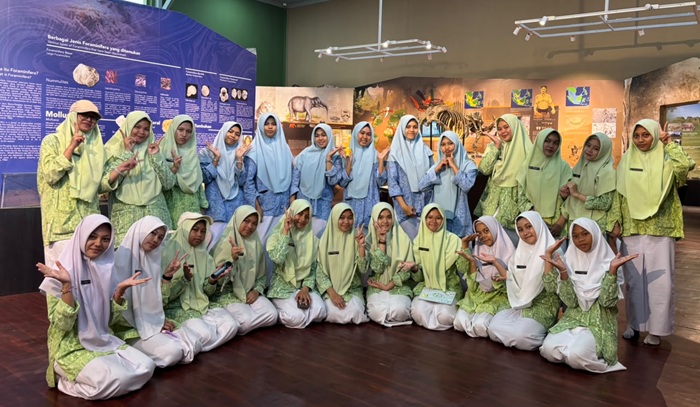Para santriwati Ponpes Modern Putri IMMIM Minasatene belajar di PIG Maros-Pangkep. (foto: ist/*)