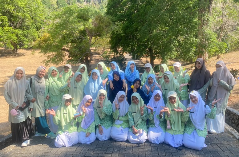 Para Guru Pendamping dan Santriwati Ponpes Modern Putri IMMIM Minasatene belajar di Taman Purbakala Sumpangbita, Balocci. (foto: ist/*)