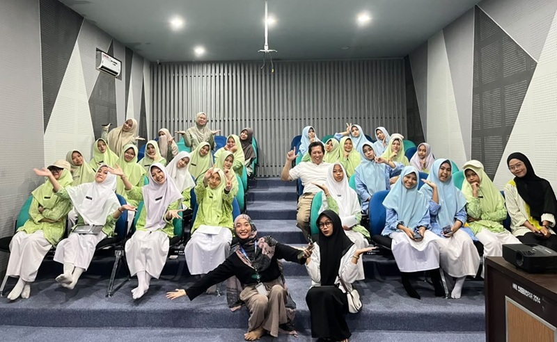 Guru Pendamping dan Puluhan Santriwati Ponpes Modern Putri IMMIM Minasatene di Ruang Studio Mini PIG Maros-Pangkep. (foto: ist/*)